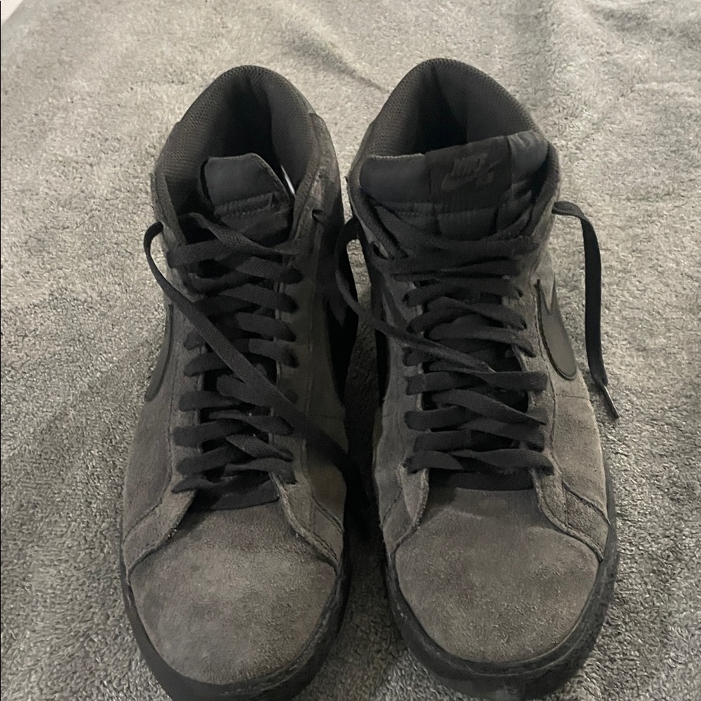 Nike Men's Charcoal and Black Sneakers